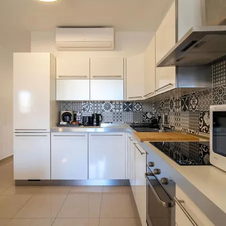 Cozy Luxury 2bd Near Sea *